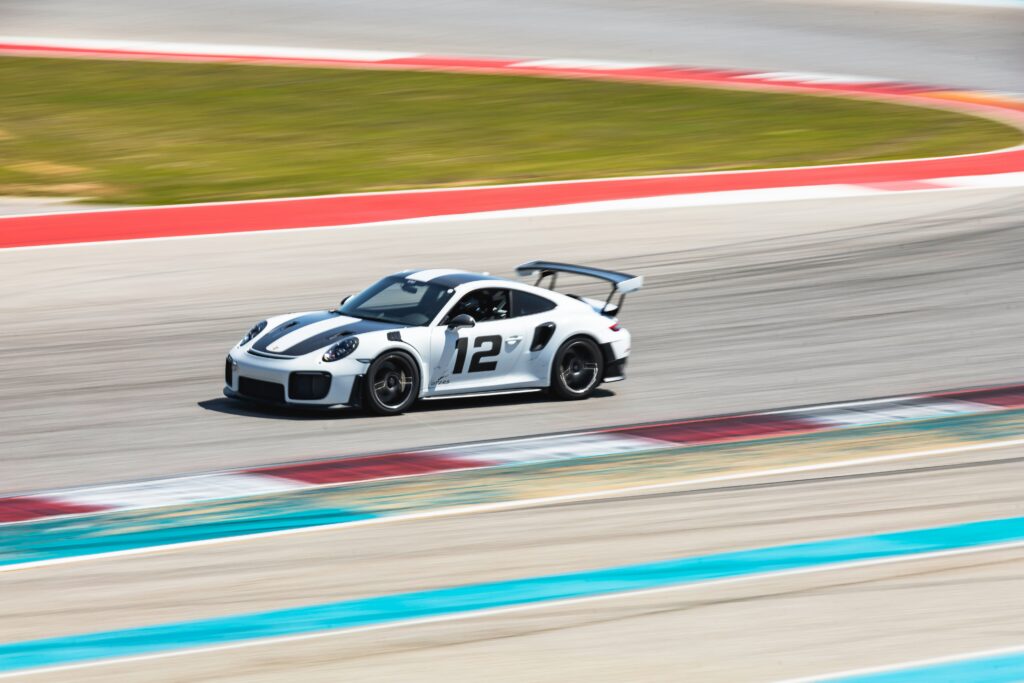 Foto zeigt ein autorennen mitzieher von einem weissen rennwagen