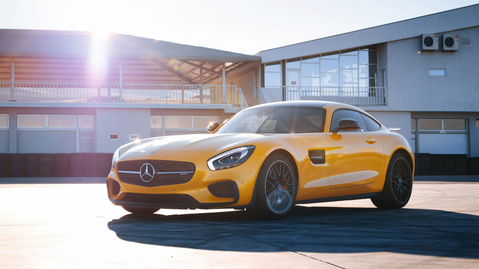 Gelber mercedes gegen das licht fotografiert