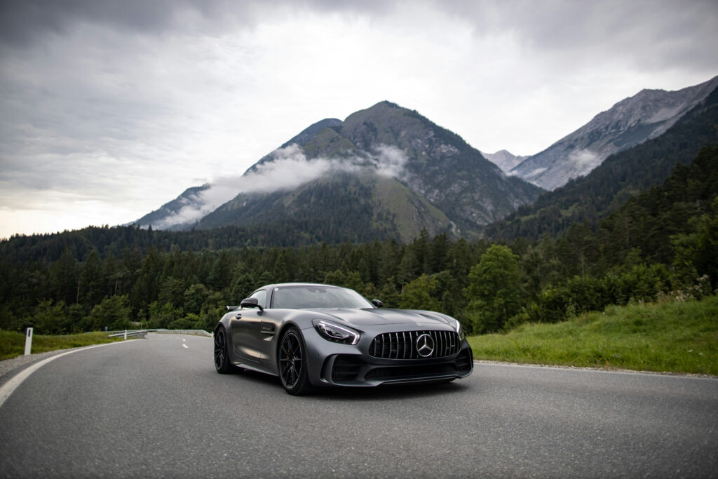 Mercedes fotografiert auf pass strasse in osterreich