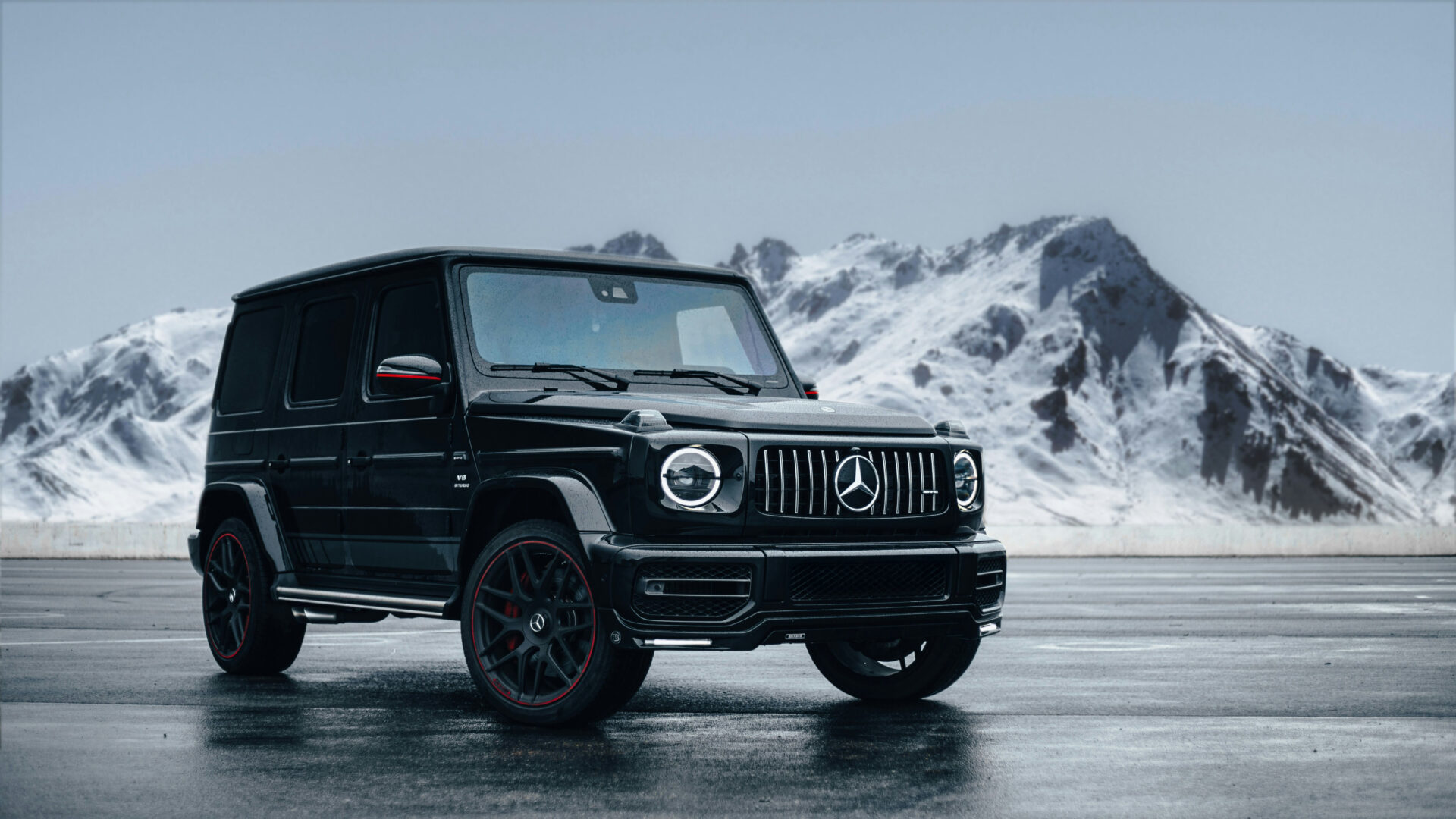 Mercedes g klasse fotografiert vor bergpanorama