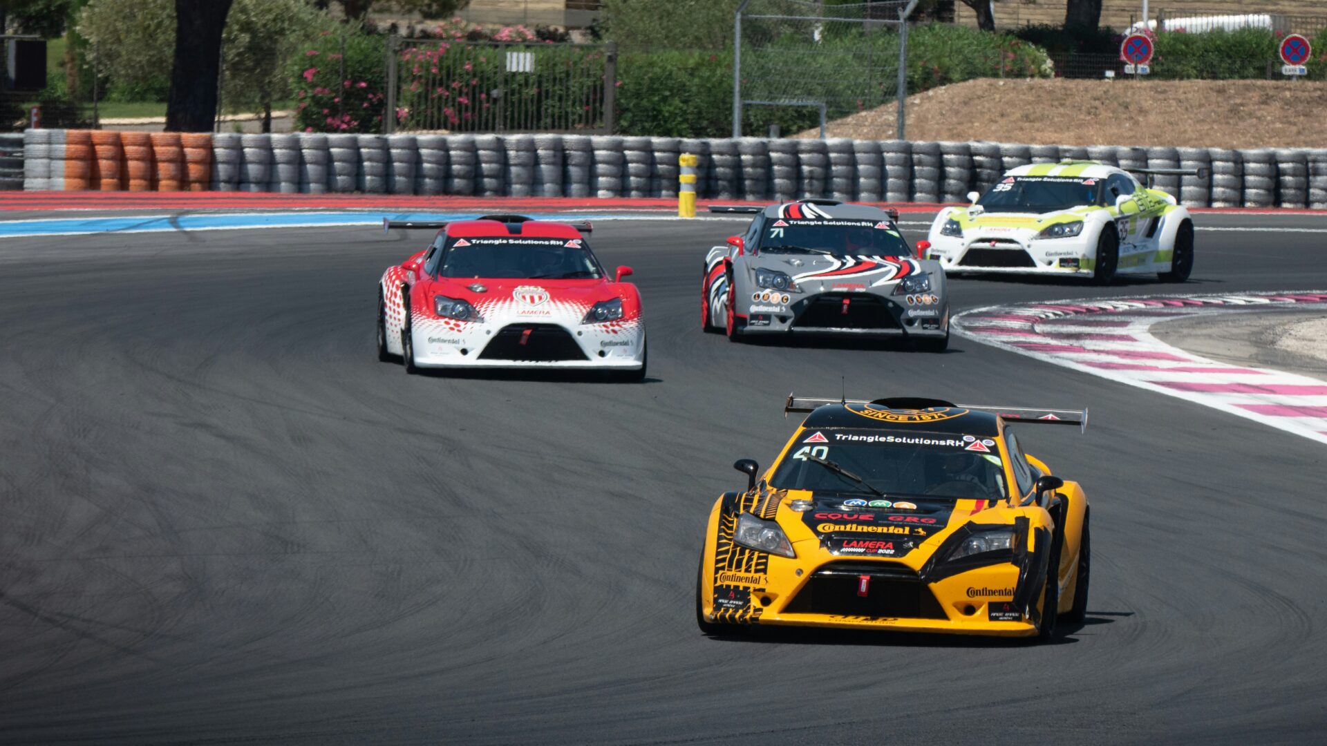 Rennautos strecke autorennen zweigt drei autos