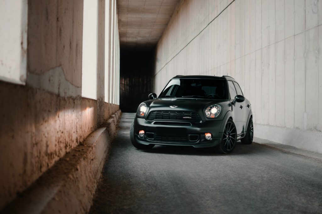 Schwarzer mini schoen fotogarfiert in unterfuehrung